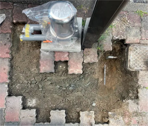 浄水器を仮置きし、地中に埋まっている水道管と接続するために必要となる範囲を掘り起こし、水道管を露出させます。